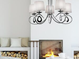Miniaturka 2 - Lampa Koravo z białymi abażurami w salonie z kominkiem – ujęcie pionowe