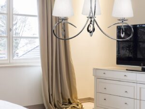 Miniaturka 1 - Aranżacja wnętrza z lampą wiszącą Koravo w kolorach chromu i bieli