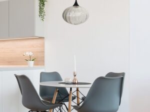 Miniaturka 1 - Czarna lampa wisząca Koriso w aranżacji jadalni