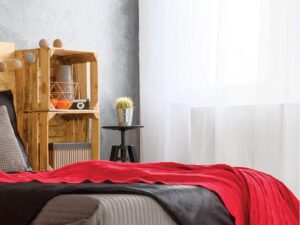 Miniaturka 2 - Lampa wisząca Korita z czerwonym kwiatowym wzorem w jasnej sypialni