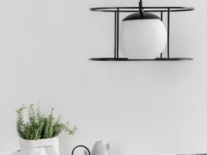 Miniaturka 1 - Lampa KUGLO B czarna nad komodą w jasnym wnętrzu