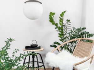 Miniaturka 3 - Biała lampa wisząca KUUL E – fotografia aranżacyjna producenta