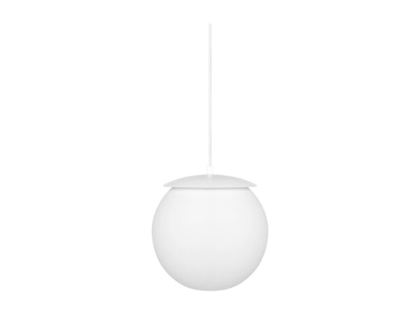 Biała lampa wisząca KUUL E z mlecznobiałym szklanym kloszem na jasnym tle