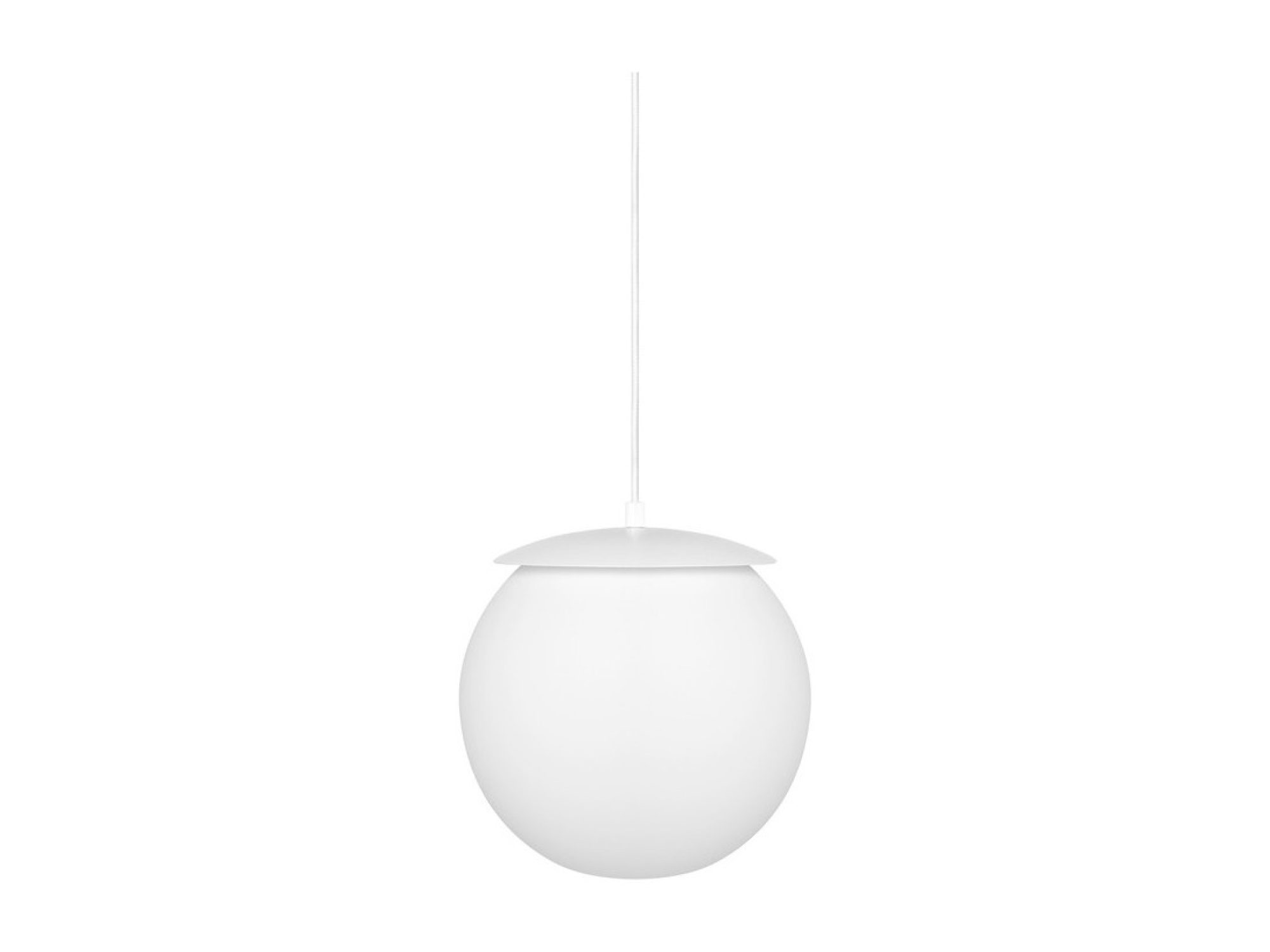 Biała lampa wisząca KUUL E z mlecznobiałym szklanym kloszem na jasnym tle