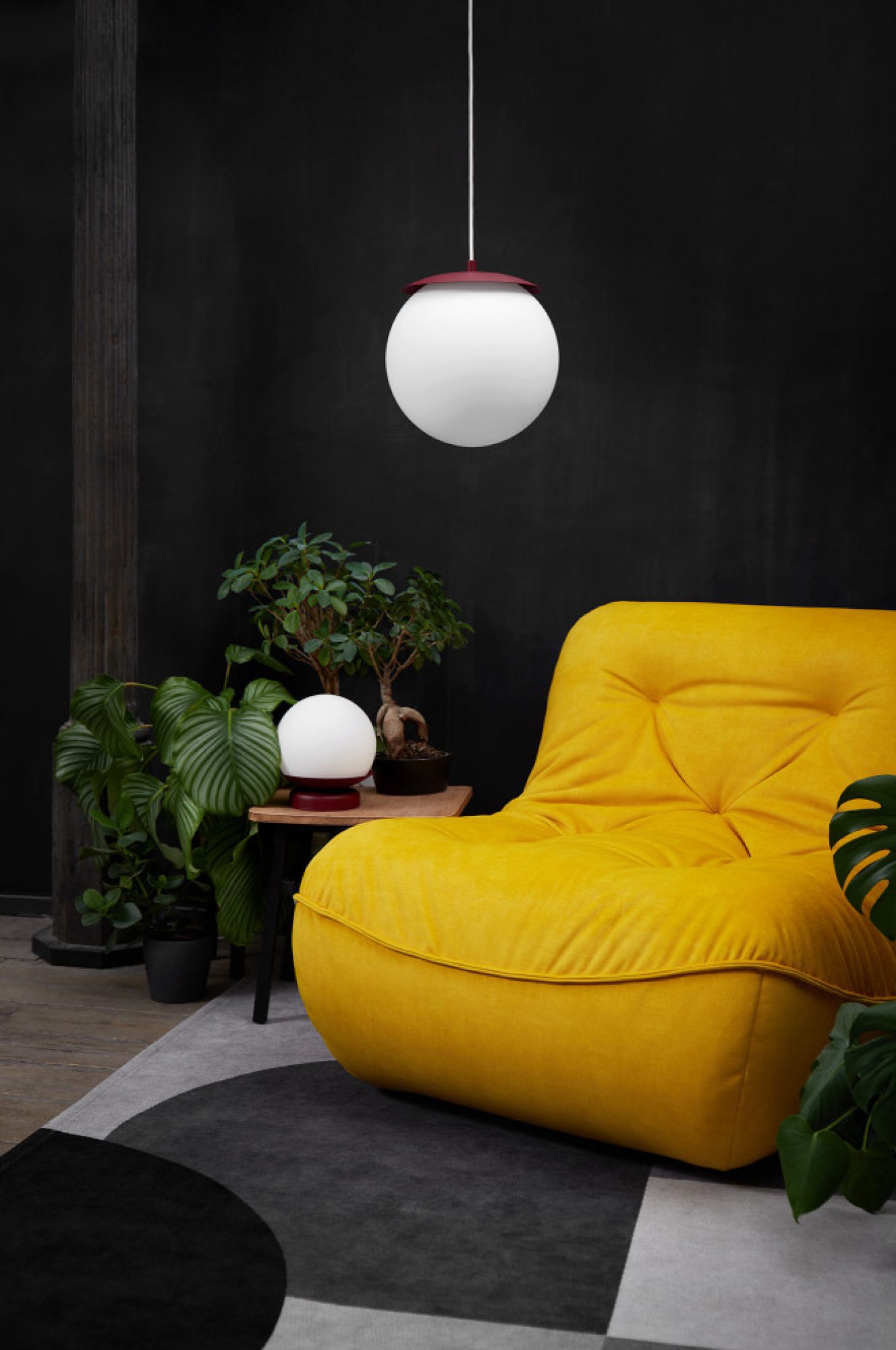 Burgundowa lampa wisząca KUUL E w aranżacji producenta
