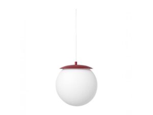 Miniaturka 1 - Burgundowa lampa wisząca KUUL E z mlecznobiałym szklanym kloszem na jasnym tle