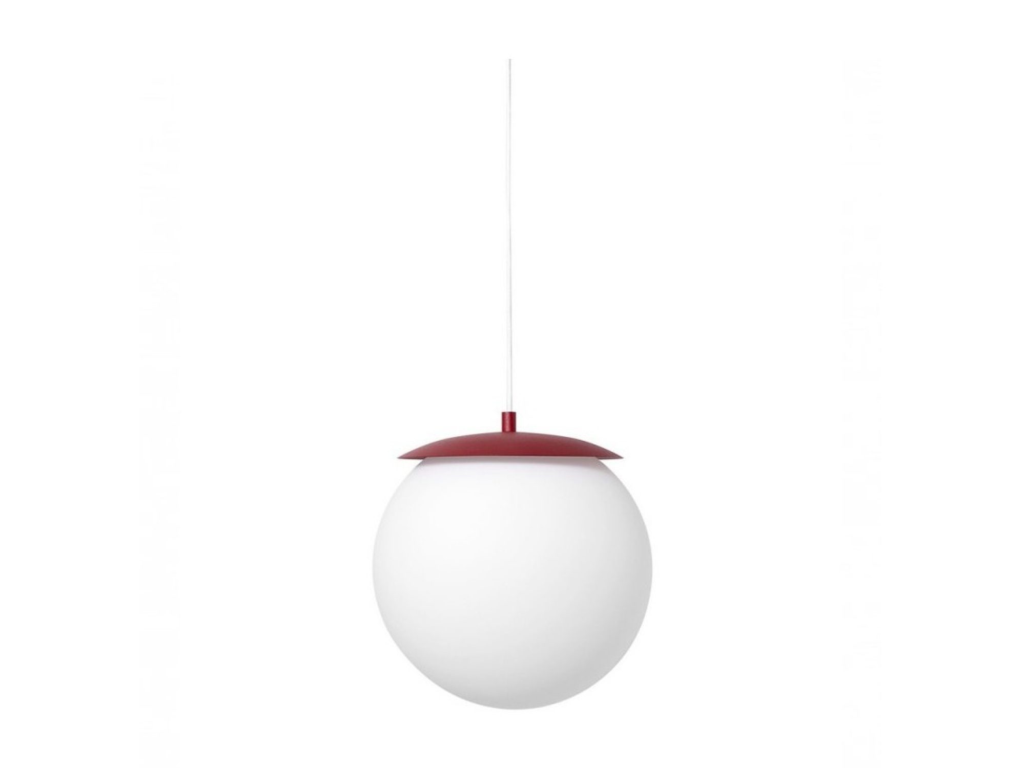 Burgundowa lampa wisząca KUUL E z mlecznobiałym szklanym kloszem na jasnym tle