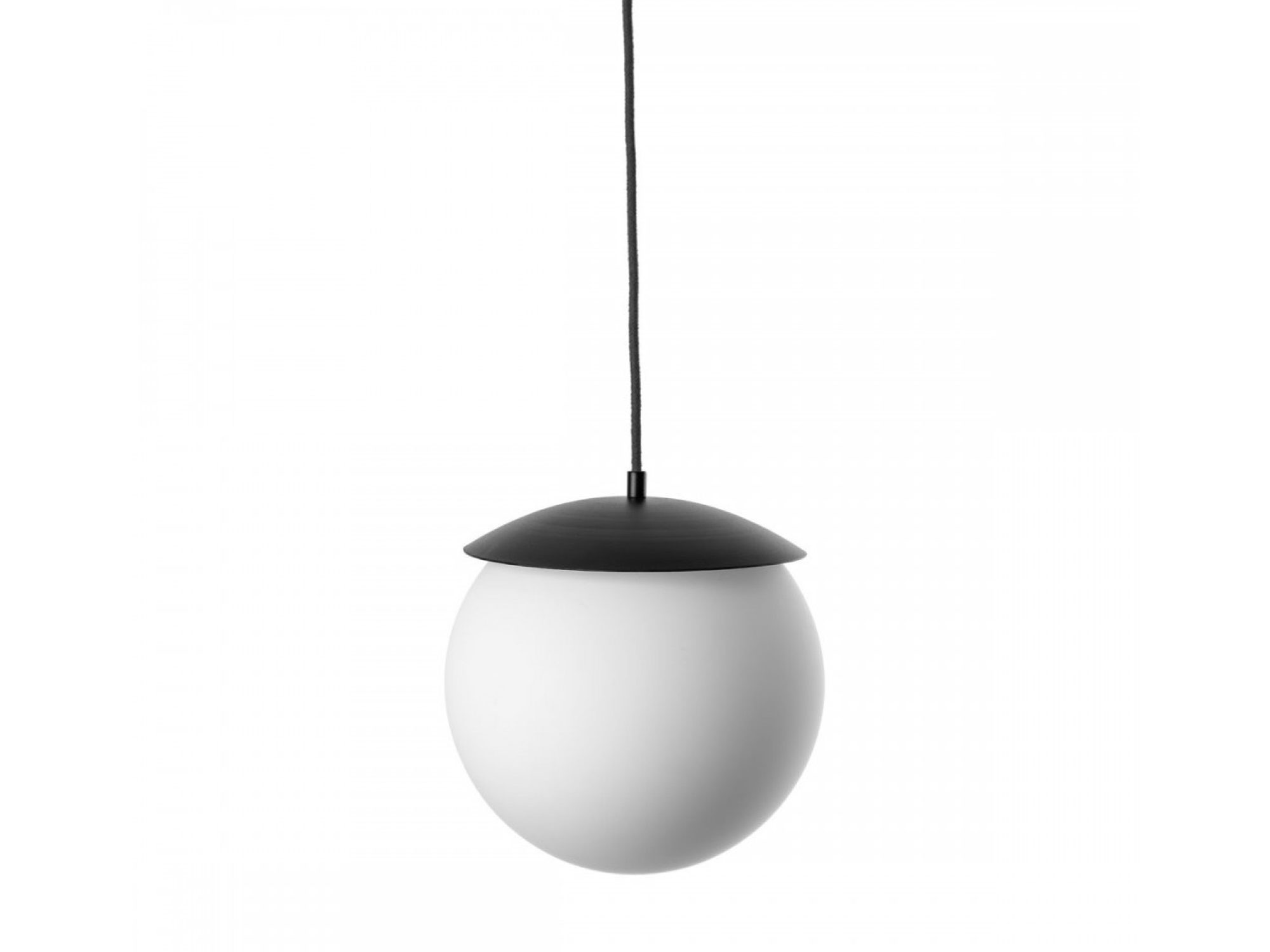 Czarna lampa wisząca KUUL E z białym szklanym kloszem na jasnym tle