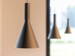 Miniaturka 4 - Czarna lampa Lalu Cone 15 nad strefą wypoczynkową