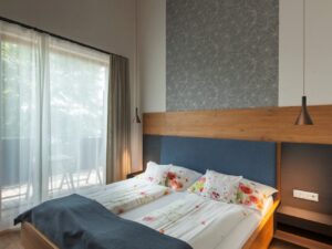 Miniaturka 1 - Czarna lampa wisząca Lalu Set Cone 15 przy łóżku w sypialni