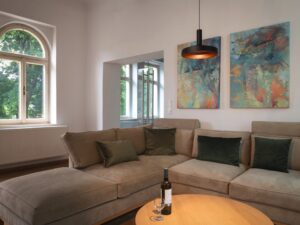 Miniaturka 2 - Czarna lampa wisząca Lalu Set Tetra 24 nad stolikiem w salonie