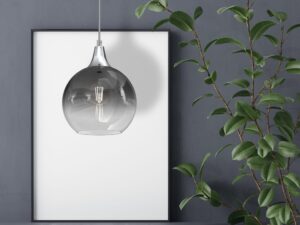 Miniaturka 2 - Srebrna lampa Laralo z kulistym kloszem obok obrazu i rośliny
