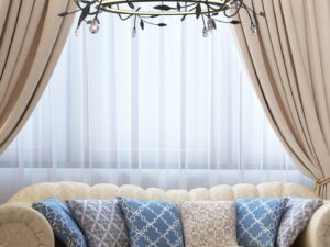Miniaturka 1 - Lampa wisząca Larasino czarna nad jasną sofą w salonie