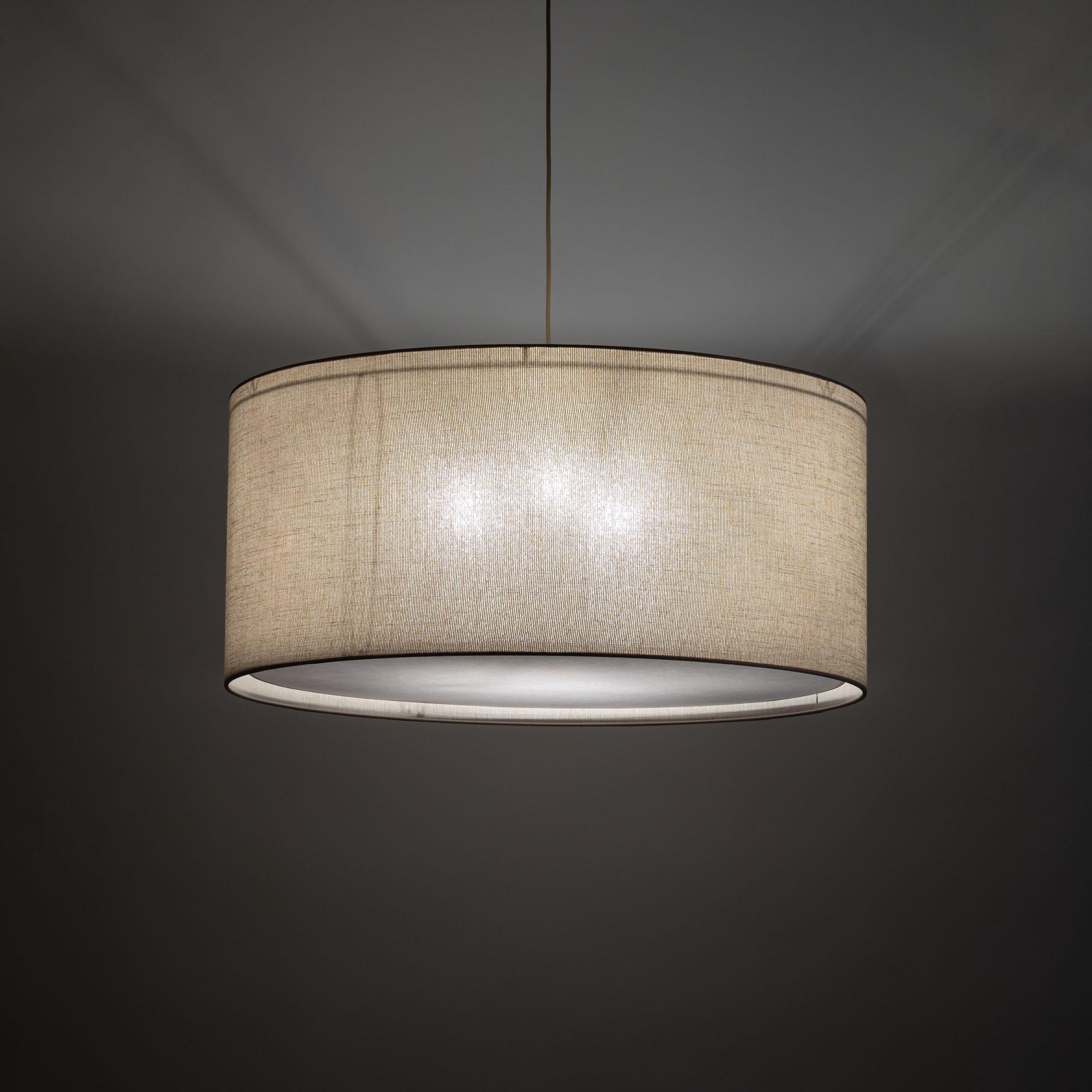 Beżowa lampa wisząca Largo w aranżacji wnętrza