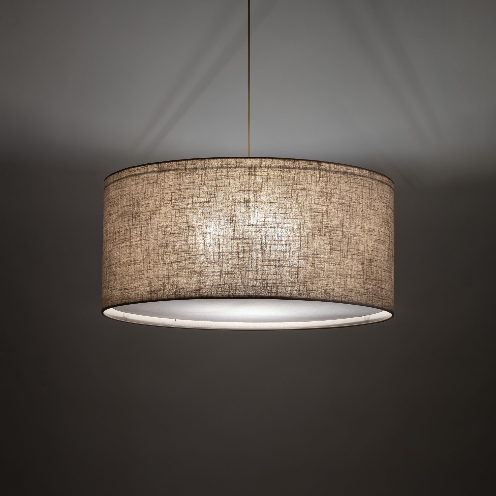 Lampa wisząca Largo z lnianymi abażurami w aranżacji wnętrza