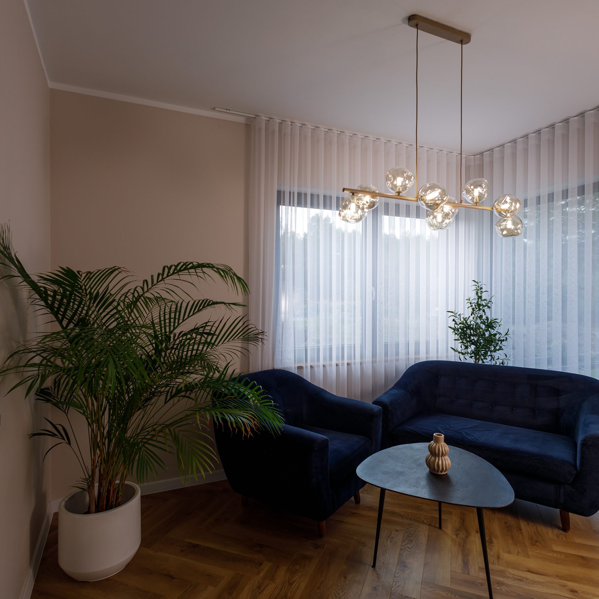 Piaskowobeżowa lampa wisząca Lava 9-punktowa w aranżacji
