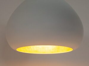 Miniaturka 1 - Lampa wisząca Lava biało-złota w aranżacji wnętrza