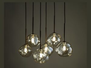Miniaturka 1 - Lampa wisząca Lava brązowa z sześcioma zapalonymi źródłami G9 i koniakowymi kloszami, zbliżenie