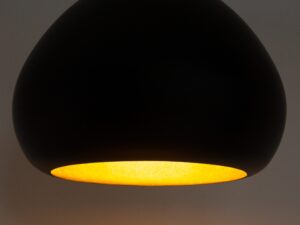 Miniaturka 3 - Lampa wisząca Lava czarno-złota w aranżacji wnętrza