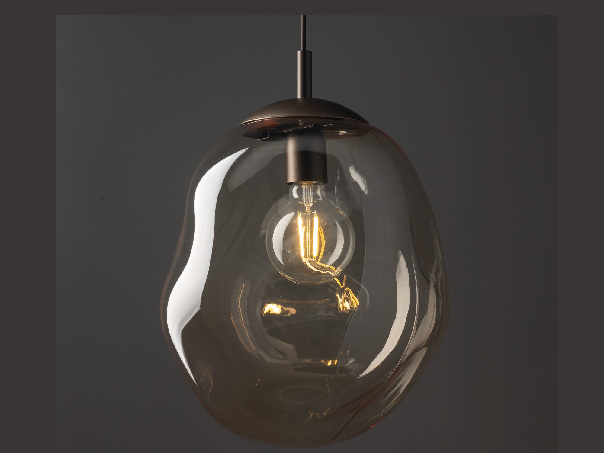 Brązowa lampa wisząca Lava L z bursztynowym kloszem we wnętrzu