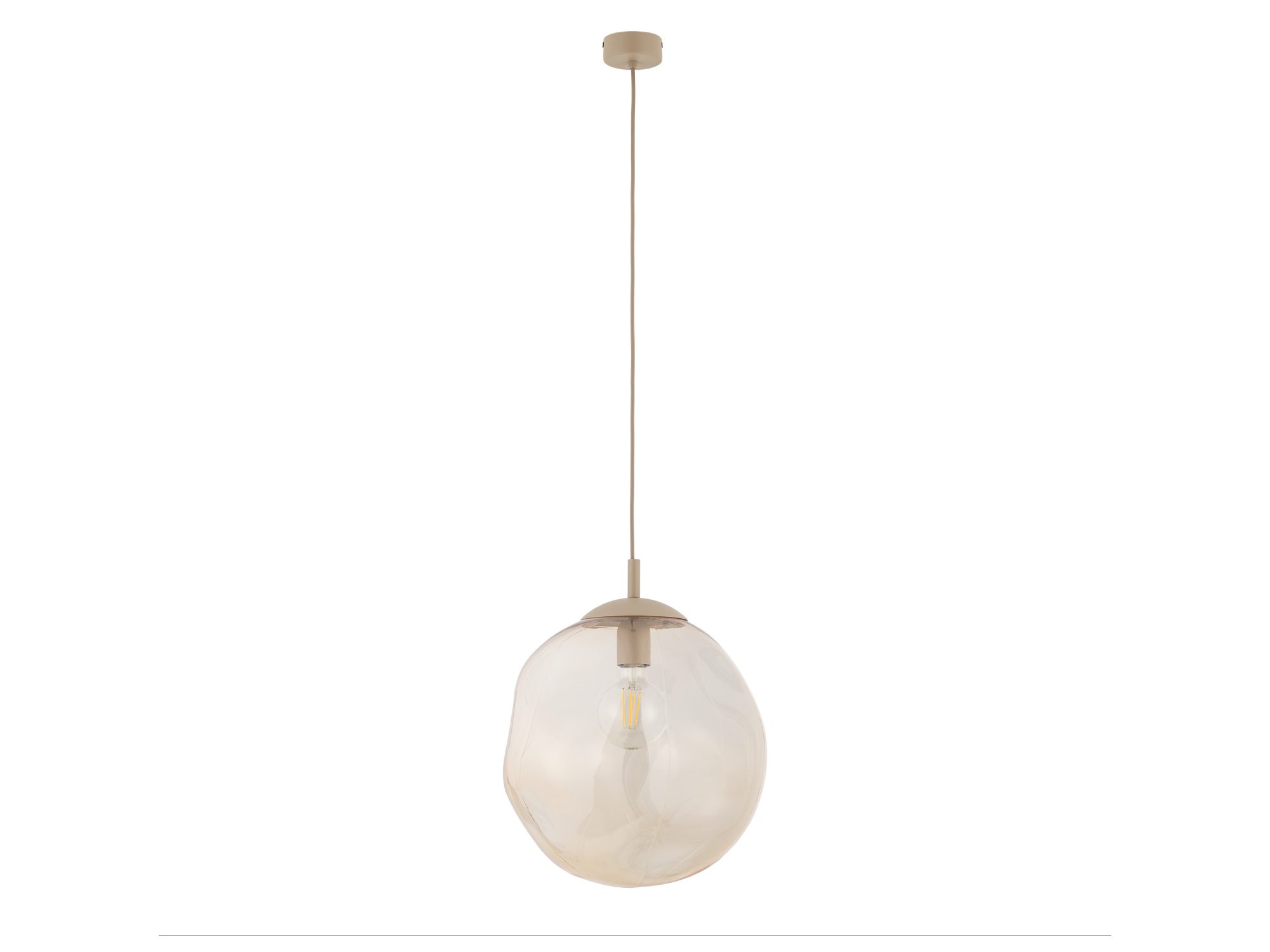 Lampa wisząca Lava L w piaskowym beżu z bursztynowym kloszem na białym tle