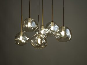Miniaturka 3 - Lampa wisząca Lava w kolorze piaskowego beżu ze świecącymi punktami G9 i koniakowym szkłem
