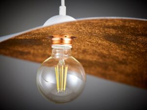 Miniaturka 19 - Lampa wisząca Leaf biało-miedziana, zbliżenie metalicznego wnętrza klosza