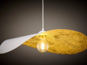 Miniaturka 14 - Lampa wisząca Leaf biało-złota, zbliżenie fakturowanego wnętrza i żarówki