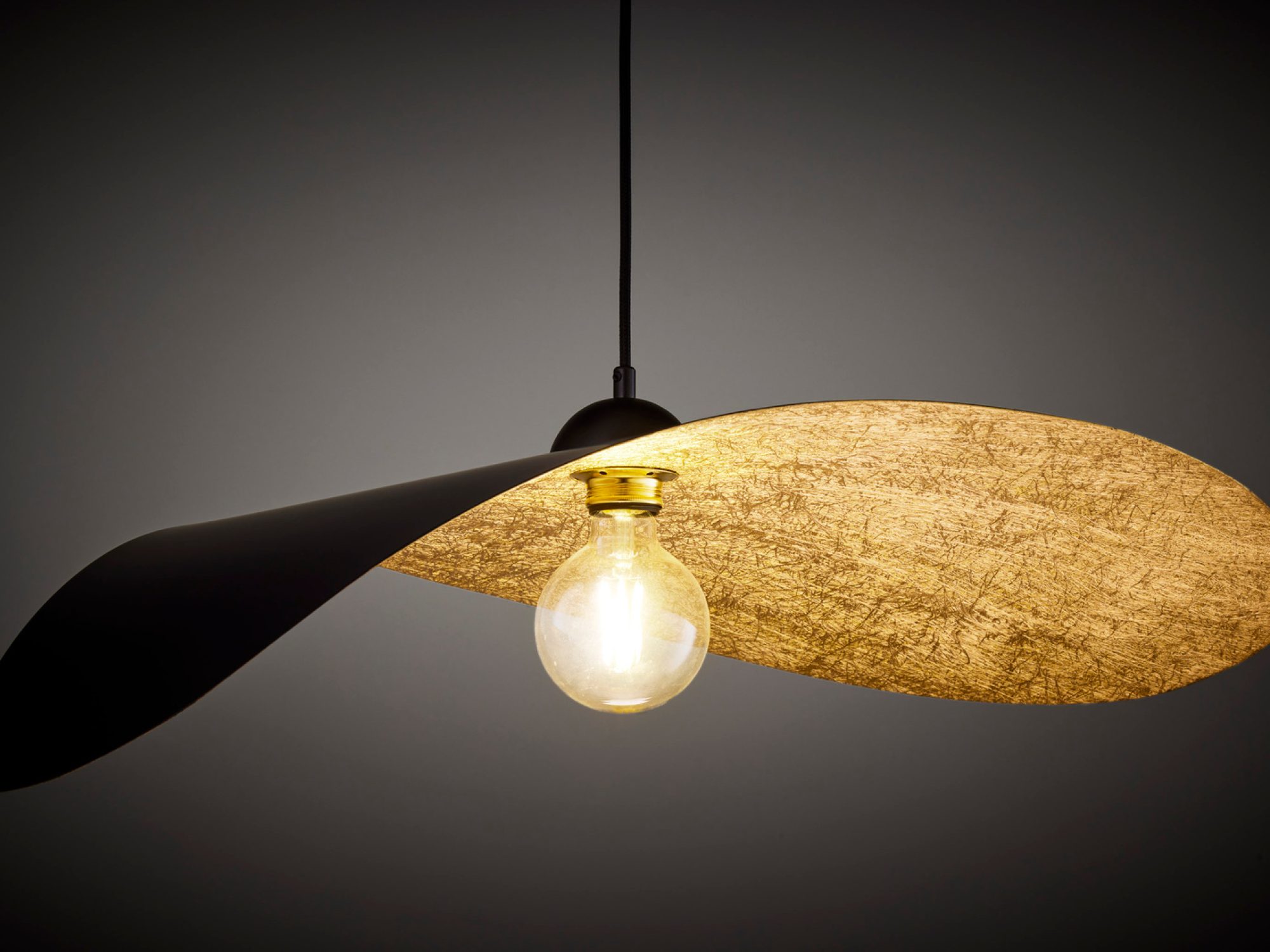 Lampa wisząca Leaf czarno-złota – faktura klosza przy żarówce