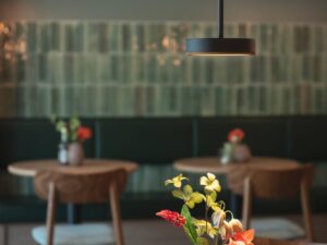Miniaturka 1 - Czarno-złota lampa wisząca LED nad stołem w jadalni