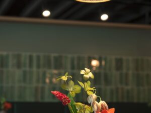 Miniaturka 2 - Czarno-złota lampa wisząca LED z rastrem od spodu