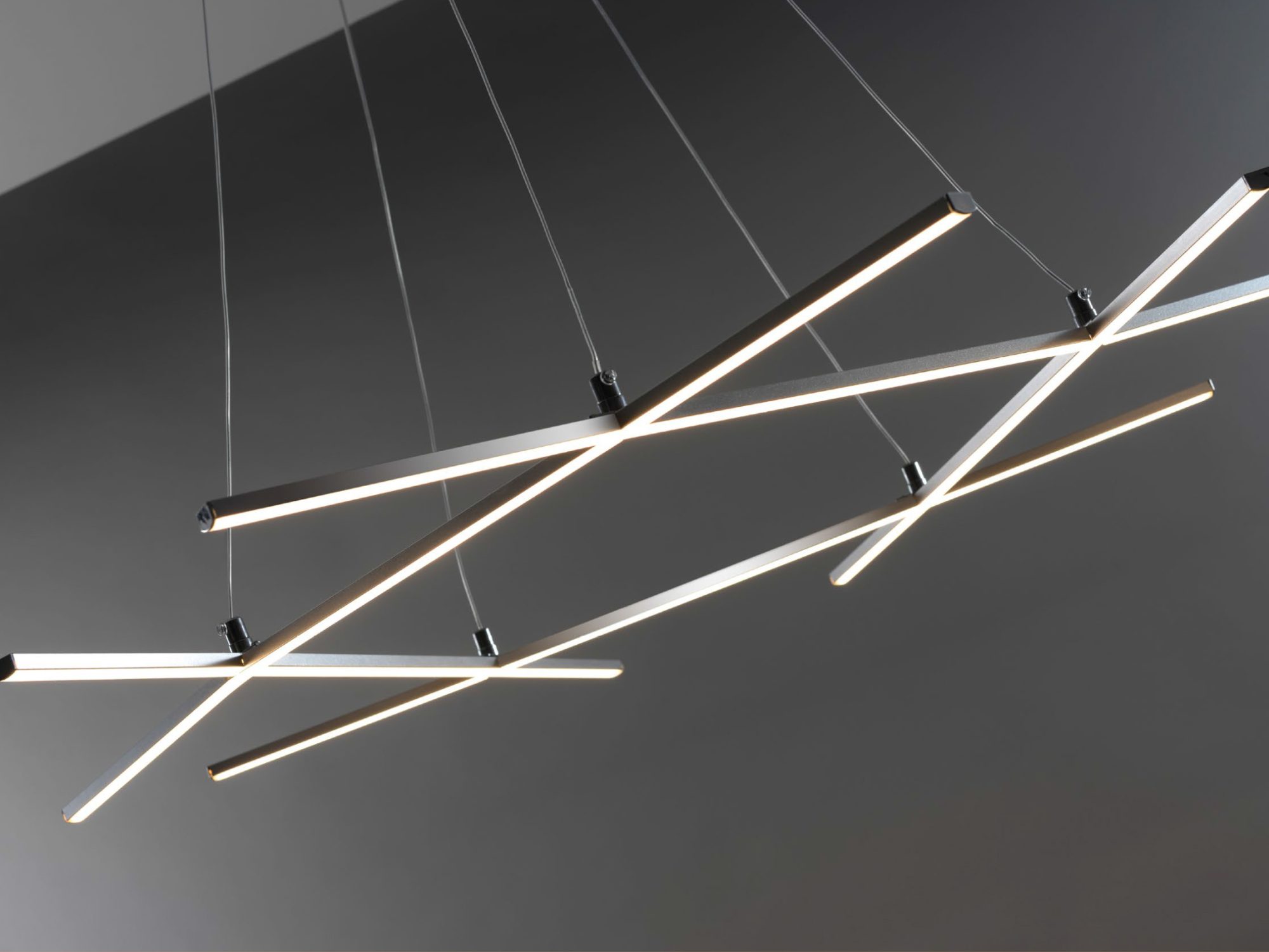 Lampa LED Valitano zbliżenie na świecące srebrne profile geometryczne