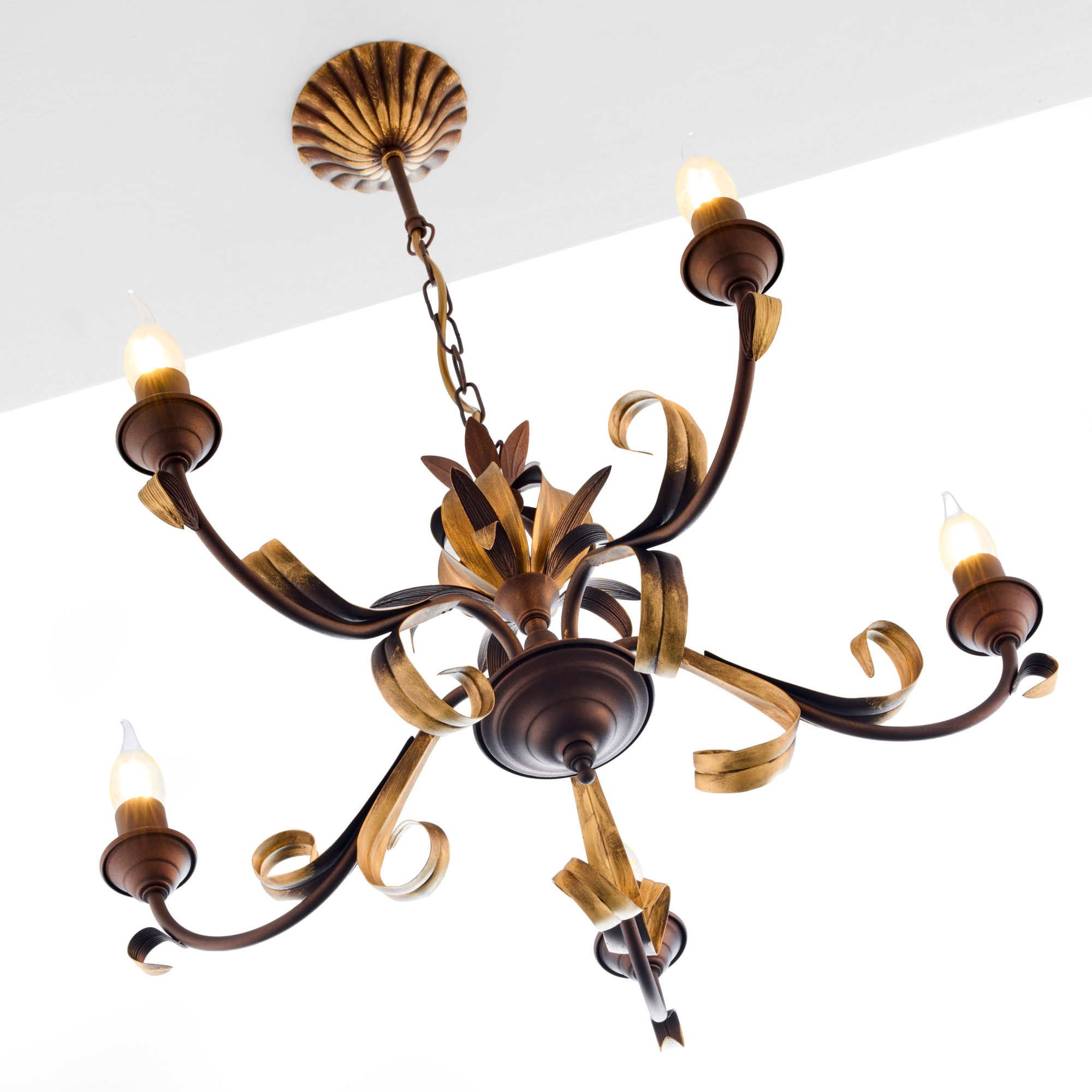 Lampa wisząca Lima pięcioramienna z dekoracyjnymi zawijasami widziana od dołu