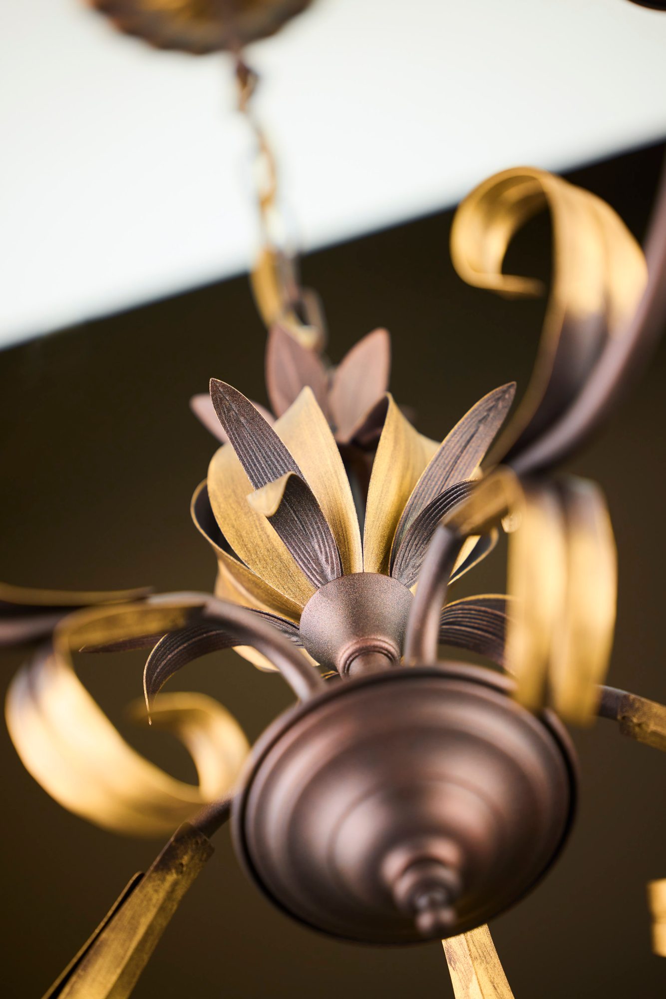 Lampa wisząca Lima w starym złocie widziana z boku