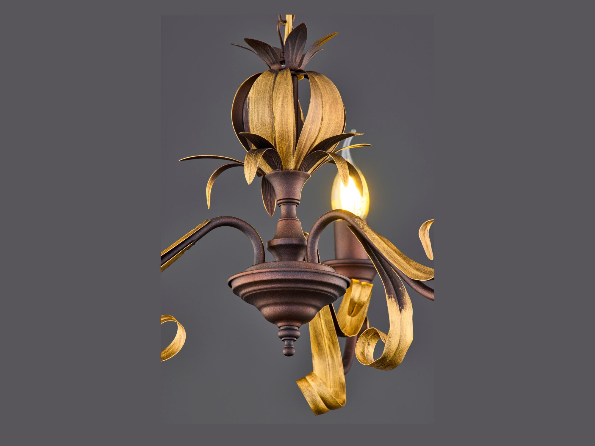Lampa wisząca Lima – detal złoconego ornamentu w centrum