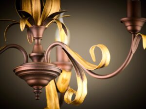 Miniaturka 7 - Lampa Lima 3-punktowa – zbliżenie stalowych ramion i złotych zdobień
