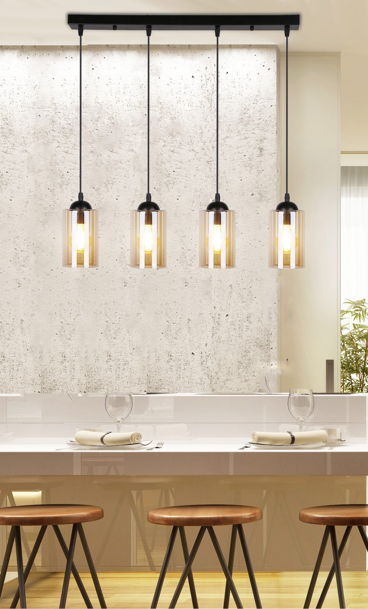 Lampa wisząca Lineso z czterema kloszami nad jasnym blatem