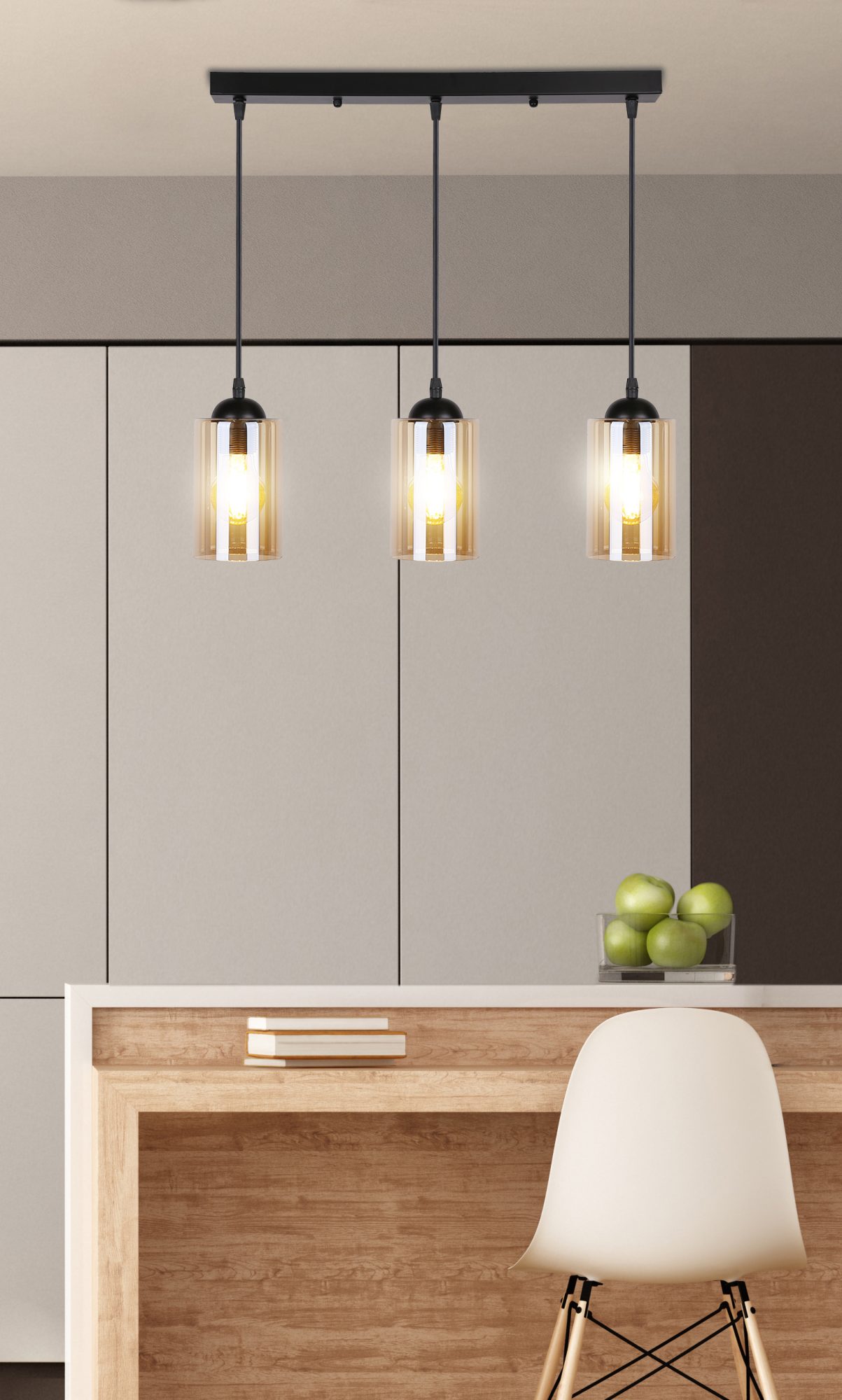 Lampa wisząca Lineso z trzema brązowymi kloszami nad drewnianą wyspą kuchenną