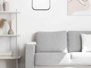 Miniaturka 1 - Czarna lampa wisząca Linetela w aranżacji salonu nad szarą kanapą