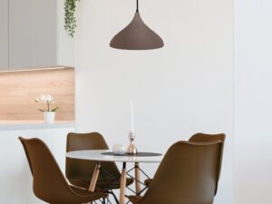 Miniaturka 1 - Lampa wisząca Lumarela z brązowym kloszem nad okrągłym stołem w jadalni