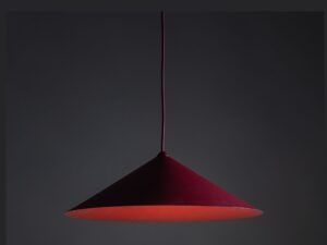 Miniaturka 3 - Bordowa lampa wisząca Lume L z metalowym kloszem w aranżacji wnętrza