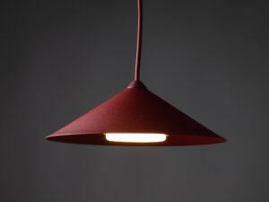 Miniaturka 3 - Lampa wisząca Lume S bordowa z zapalonym źródłem GX53 na ciemnym tle