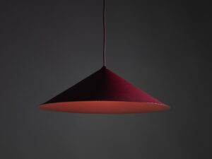 Miniaturka 1 - Lampa wisząca Lume XL bordowa w aranżacji wnętrza
