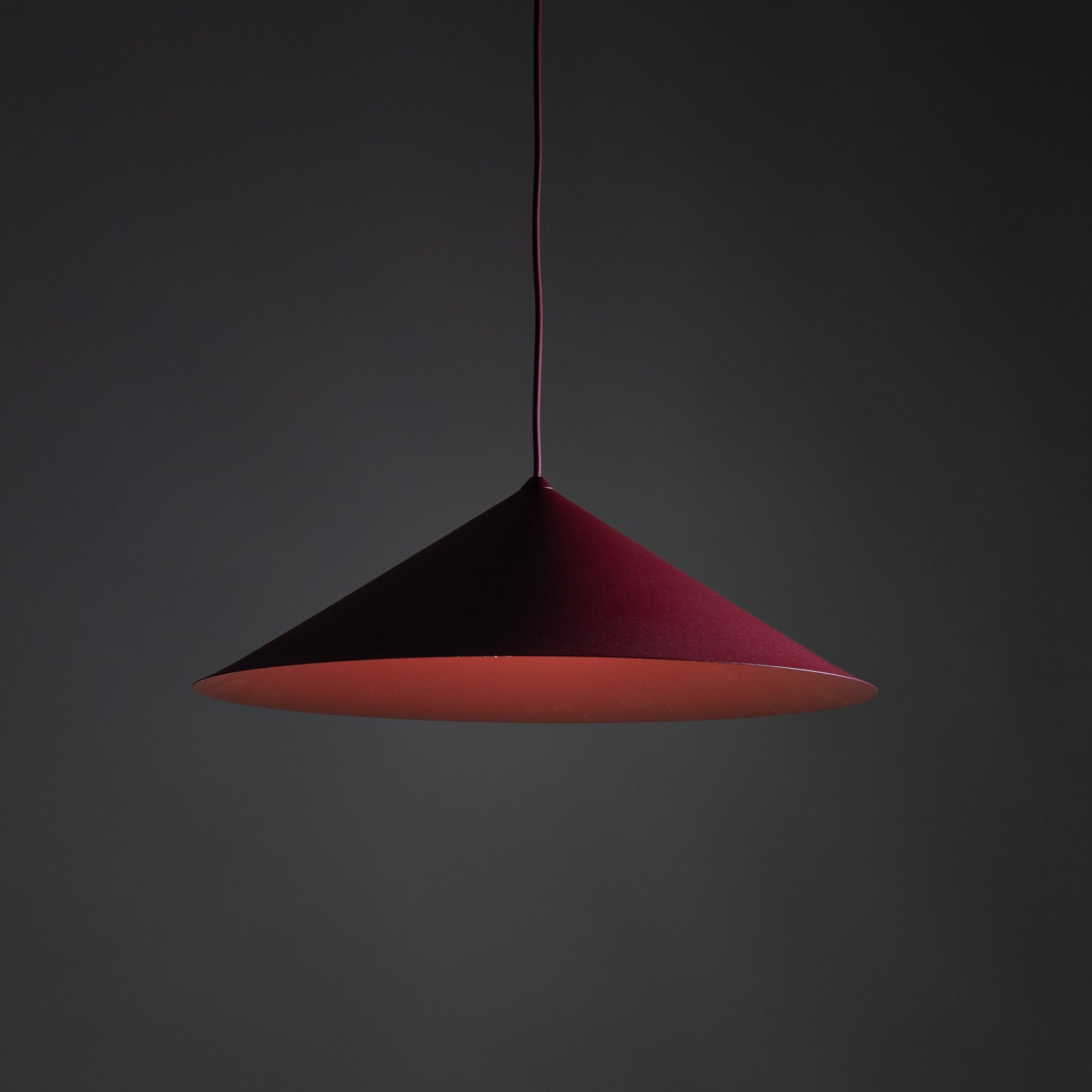 Bordowa lampa Lume XL w aranżacji producenta