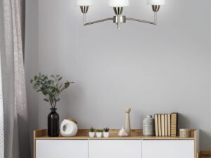 Miniaturka 1 - Lampa wisząca Lumolo trzy białe klosze nad jasną komodą
