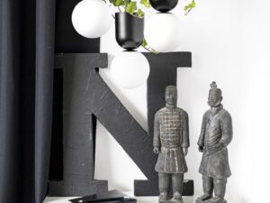 Miniaturka 3 - Potrójna lampa LUOTI 3L czarna we wnętrzu, widok na oświetlenie