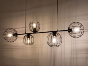 Miniaturka 3 - Lampa wisząca Madam 5 z czarnymi kloszami pokazana we wnętrzu