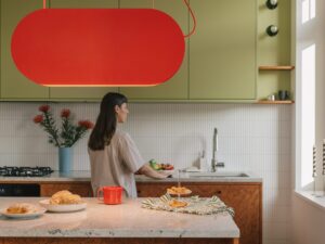 Miniaturka 8 - Czerwonopomarańczowa lampa MALUMI A nad wyspą kuchenną