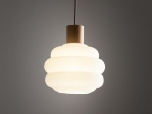 Miniaturka 1 - Biała lampa wisząca Melia z opalowym kloszem w aranżacji wnętrza