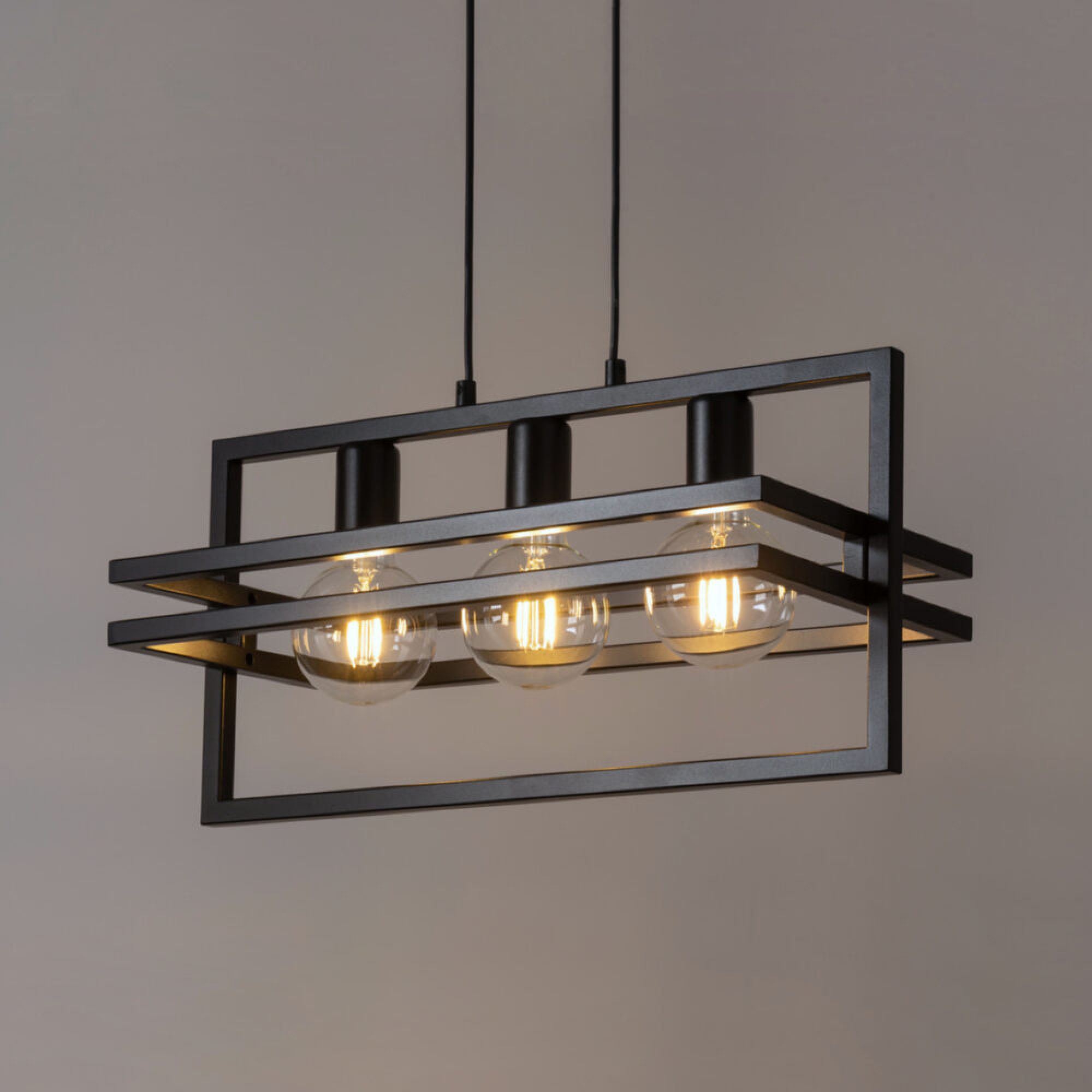Czarna lampa wisząca Merci 3 pokazana w aranżacji